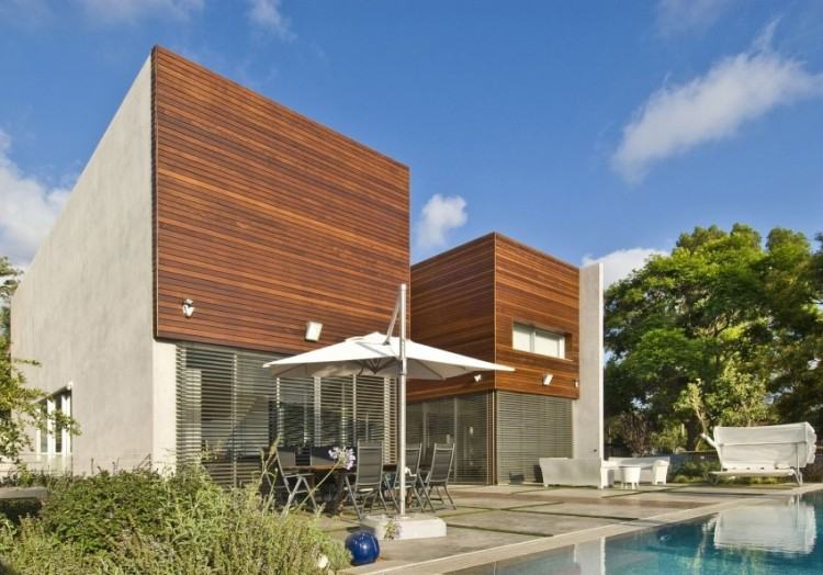 The combination of wood, concrete and glass on this house works so well  together